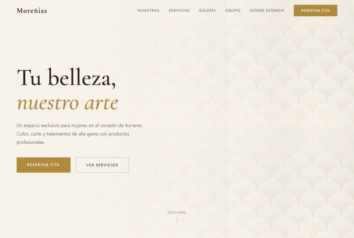 Web de ejemplo de Peluquería Moreñías: diseño elegante en tonos crema y dorado